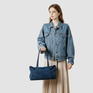 Sac cabas rétro en daim bleu pour femmes, élégant sac polochon de banlieue chic.