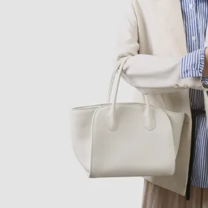 Sac cabas minimaliste en cuir véritable blanc pour femme, grand sac porté épaule chic.