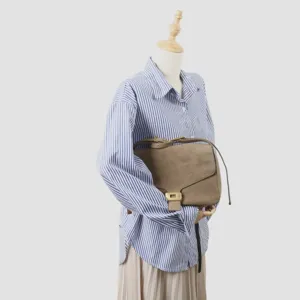 Sac à bandoulière en cuir suédé avec fermoir métallique carré pour femmes élégantes