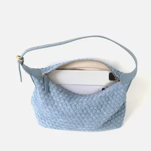 Sac hobo en cuir tressé vue de détail, sac bandoulière bleu clair montrant sa grande capacité.