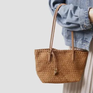 Sac cabas en cuir tissé fait main pour femme, sac porté épaule minimaliste et élégant.