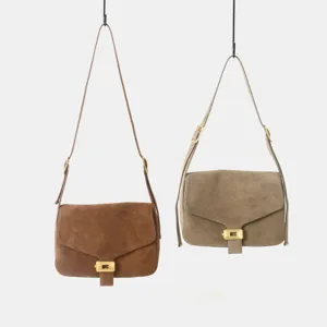 Sac bandoulière en suède avec fermoir en métal, sac à main élégant pour femme polyvalent.