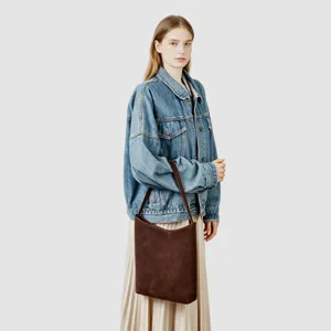 Vue détaillée sac bandoulière daim marron, sac à main casual pour travail en cuir véritable.