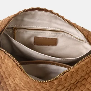 Vue détaillée de l'intérieur du sac en cuir tissé avec doublure en toile et poche zippée