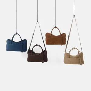 Sac cabas minimaliste en cuir suédé souple avec bandoulière pour femmes élégantes.