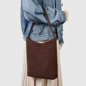 Sac à épaule en daim marron pour femme, grand cabas minimaliste sous les aisselles au quotidien.