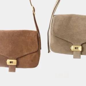 Vue détaillée de sacs à bandoulière en cuir suédé avec fermoir métallique élégant.