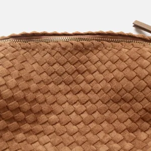 Gros-plan d'un sac hobo en cuir marron tissé à la main avec fermeture éclair et belle texture.