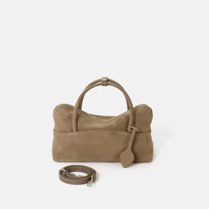 Vue détaillée du sac cabas en daim marron, sac oreiller vintage avec bandoulière.