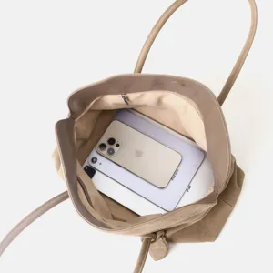 Vue détaillée montrant l'intérieur spacieux du sac cabas en suédine beige avec tablette et tel.