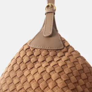 Gros plan sur les details du sac hobo en cuir tisse marron avec boucle metal.