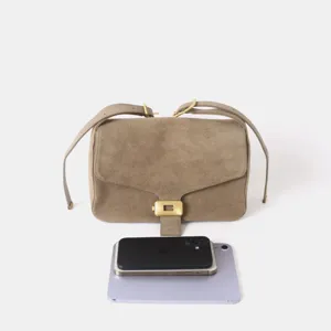 Sac à bandoulière en cuir daim pour femme, design élégant à rabat avec fermoir métallique chic.
