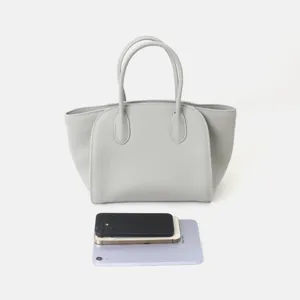 Sac cabas minimaliste en cuir gris vue détaillée avec design spacieux et accessoires.
