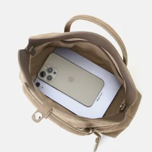 Vue détaillée de l'intérieur du sac cabas marron en daim montrant la capacité de rangement