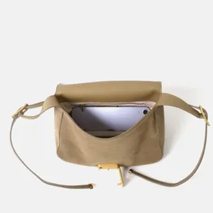 Détail du sac bandoulière en cuir suédé, montrant le compartiment intérieur et le fermoir métal.