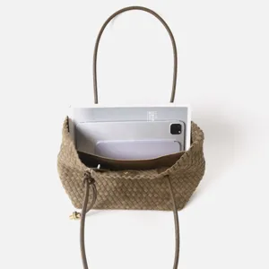 Vue détaillée de l'intérieur du sac porté épaule en cuir tressé marron avec grand compartiment.