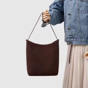 Sac à épaule minimaliste en daim pour femme, grand cabas fourre-tout marron chic.