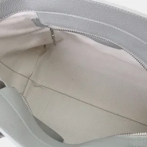 Vue de détail de l'intérieur du cabas minimaliste en cuir véritable avec doublure en toile.