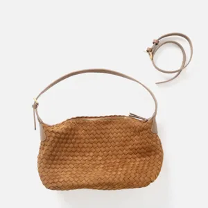 Sac bandoulière hobo en cuir tressé fait main avec une longue lanière amovible marron.