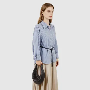 Bolso hobo croissant minimalista de cuero estilo francés para mujer detalles de moda actual.