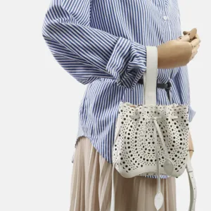 Élégant sac seau en cuir blanc doté d'un motif ajouré raffiné et d'une bandoulière.
