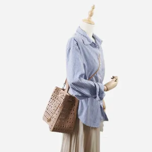 Grand sac seau ajouré en cuir de vachette élégant sac porté épaule bandoulière femme.