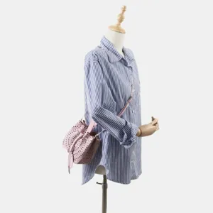 Élégant sac seau en cuir ajouré rose, charmant sac à bandoulière chic pour femme.