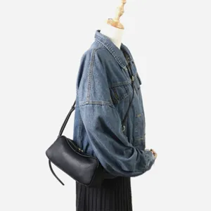 Sac bandoulière souple en cuir noir pour femme, élégant sac porté épaule style boston.