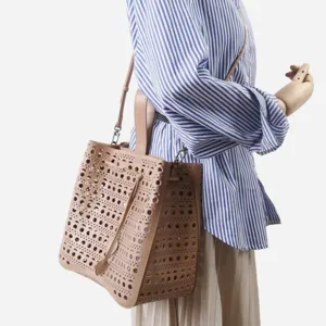 Grand sac seau en cuir avec design ajouré élégant perforé pour femme sac à bandoulière.
