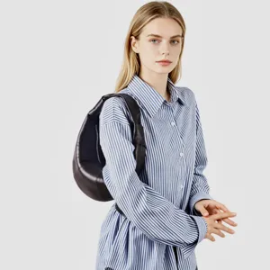Bolso hobo mini de cuero tipo cruasan, detalle, elegante bolso de hombro bajo el brazo.