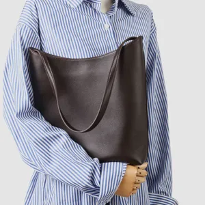 Borsa a spalla da donna in vera pelle marrone scuro, grande borsa hobo ideale per lavoro e ufficio.