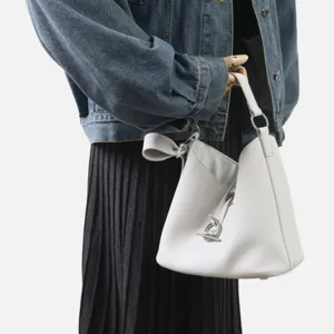 Élégant sac seau en cuir blanc avec poignée ronde et fermeture sécurisée pour femmes.