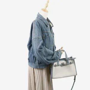 Sac cabas en toile et cuir veritable, vue detaillee, sac a main chic avec fermoir en metal.