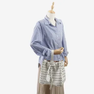Détails du sac seau en cuir blanc ajouré perforé avec poignée et cordon de serrage chic.