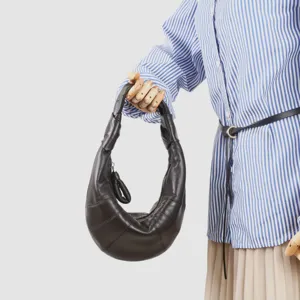 Bolso hobo croissant de cuero marrón oscuro, elegante bolso de hombro curvo para uso diario.
