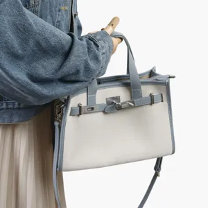 Sac cabas en toile et cuir avec serrure métal, sac à bandoulière élégant pour l'été.