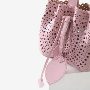 Sac seau en cuir rose vue détaillée, élégant sac à main ajouré avec cordon de serrage.