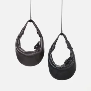 Bolso hobo croissant minimalista de cuero, elegante bolso de hombro de media luna para mujer.