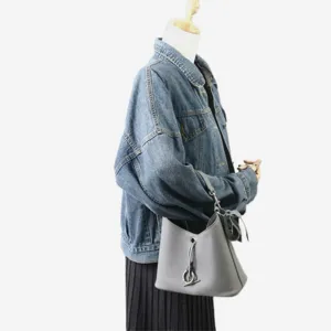 Sac seau chic en cuir gris dote d'une elegante fermeture annulaire en metal pour tous les jours.