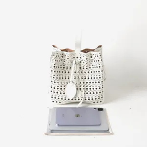 Grand sac seau ajoure en cuir blanc grand cabas elegant avec motif decoupe pour les femmes