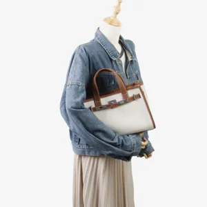 Cabas en toile et cuir, sac a main de commute casual avec detail de materiel en metal elegant.