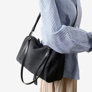 Vue détaillée grand sac porté épaule Boston en toile et cuir, style minimaliste chic.