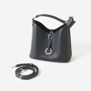 Sac seau classique en cuir noir avec quincaillerie argentée et bandoulière réglable.