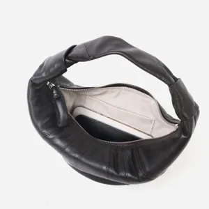 Detalle interior bolso croissant de cuero marrón oscuro, bolso hobo de piel de cordero con cremallera.
