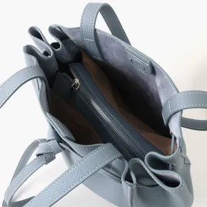 Vue détaillée de l'intérieur du sac cabas en cuir véritable bleu-gris avec poches.