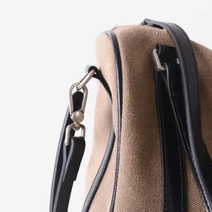 Sac bandoulière Boston en toile et cuir de vache détail boucle métal vue rapprochée