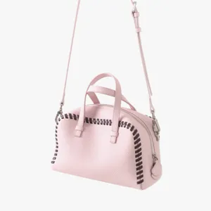 Vue détaillée du sac Boston en cuir rose avec surpiqûres contrastées et bandoulière.