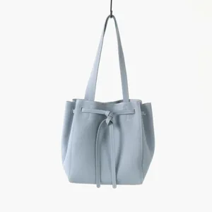 Vue détaillée du sac cabas fourre-tout en cuir véritable bleu clair avec lien noué.