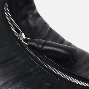 Vista detallada del bolso hobo croissant de cuero negro con piel suave y cremallera metálica.
