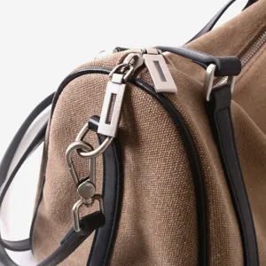 Sac bandoulière Boston en toile détail, sac crossbody décontracté minimaliste quotidien.